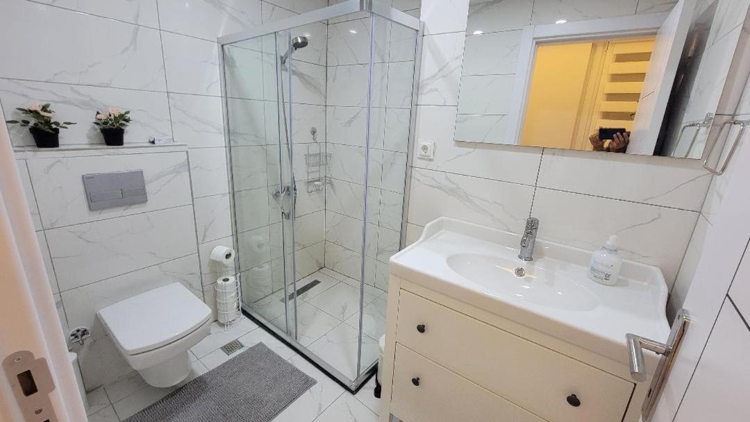 Fully Renovated Modern Apartament *