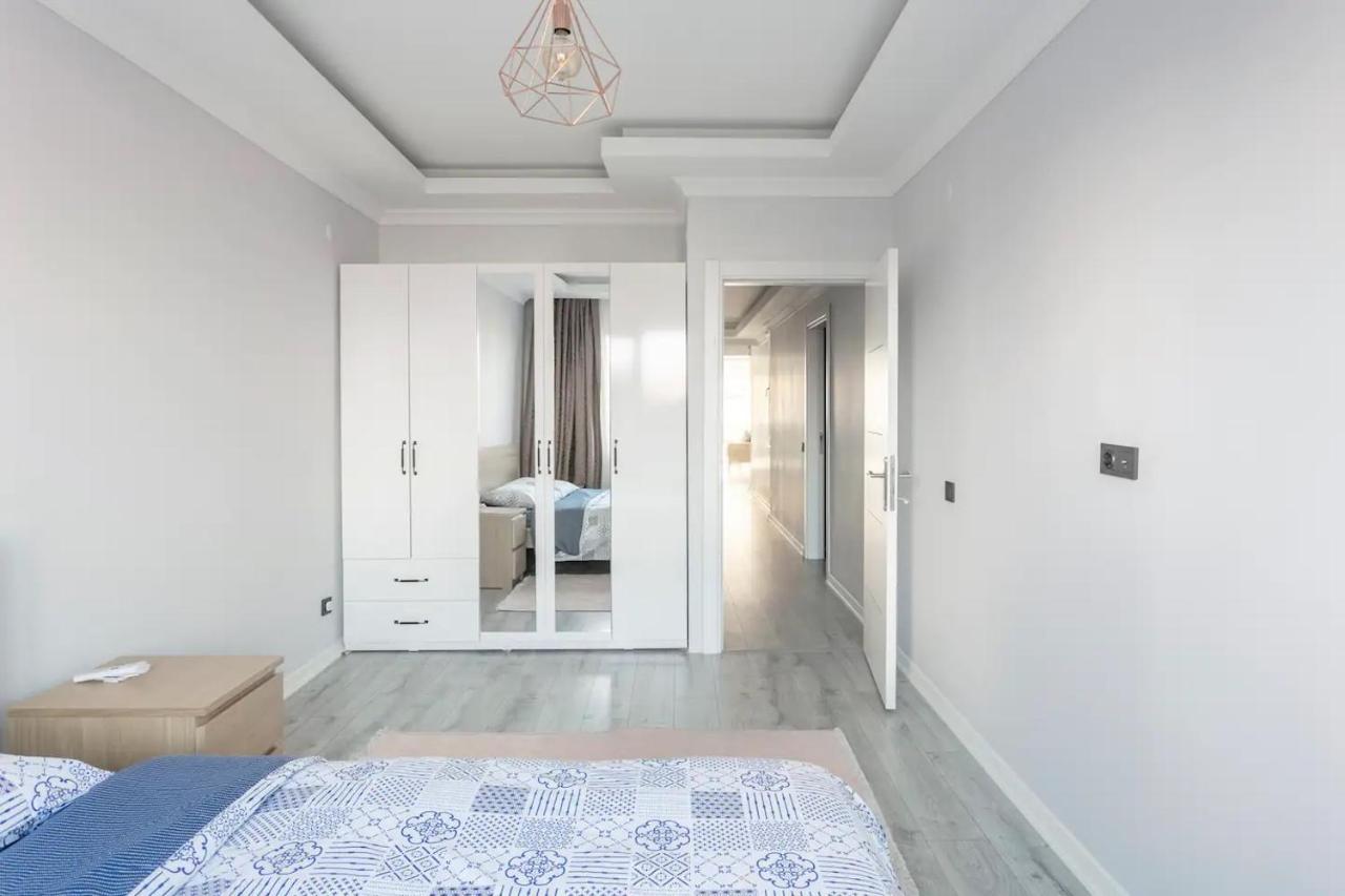 Fully Renovated Modern Apartament *